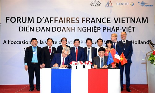 Vietnamese French people accompany President Hollande to visit Vietnam - ảnh 3